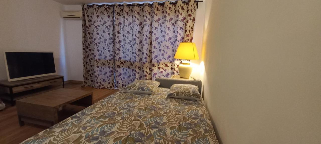 Loft Climatise "La Pinede", 50 M2, Tres Calme, 5 Mn A Pied Des Plages, Lit King Size La Seyne-sur-Mer Exteriér fotografie